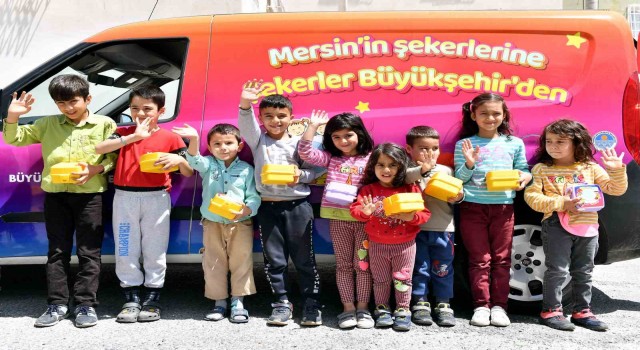 Mersinde çocuklara 60 bin beslenme kutusu dağıtıldı
