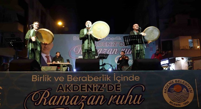 Mersinde Grup Tillo, ilahiler seslendirdi