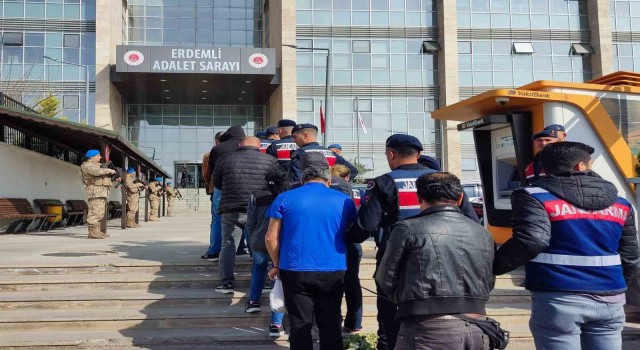 Mersinde jandarmanın düzenlediği kökünü kurutma operasyonunda 25 tutuklu