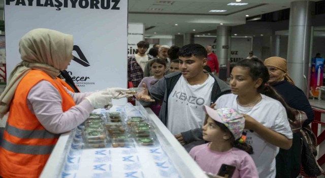 Mersinde Kadir Gecesinde 10 bin paket lokma tatlısı dağıtıldı