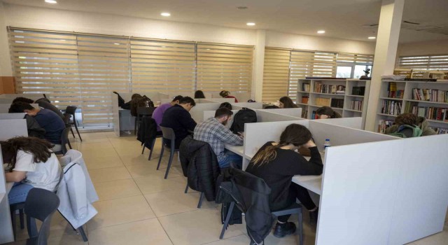 Mersinde öğrenciler, sınava okuma salonlarında çalışıyor