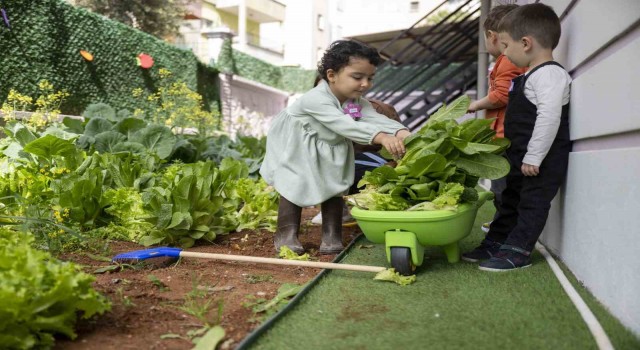 Mersinde öğrenciler, yetiştirdikleri sebzeleri depremzedelere ikram etti
