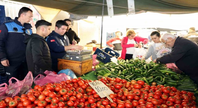 Mersin'de pazarcı esnafı denetleniyor