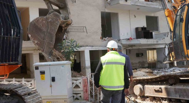 Mersindeki riskli yapının yıkımına devam ediliyor