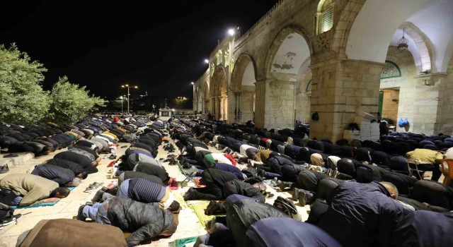 Mescid-i Aksada 200 bin Müslüman teravih namazı kıldı