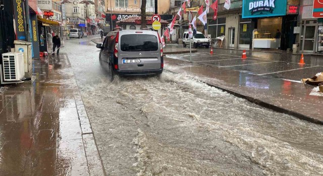 Meteorolojinin uyardığı Kastamonuda dolu ve sağanak yağış etkili oldu