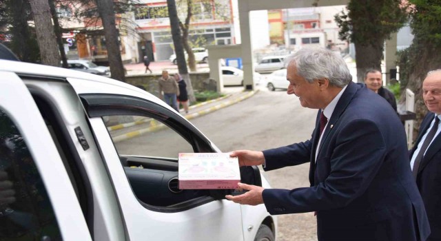 Mezarlık ziyaretine gelen vatandaşların bayramını kutladı