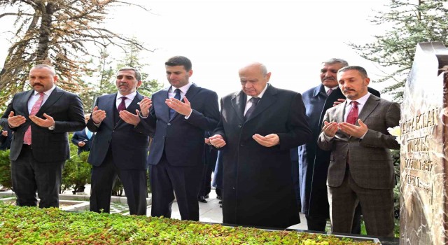 MHP lideri Bahçeli, Alparslan Türkeşin kabrini ziyaret etti