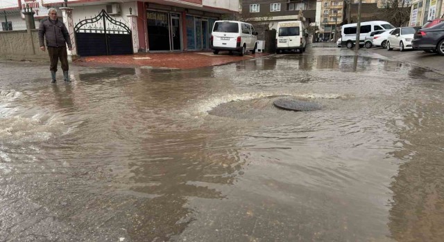 Midyat ve Nusaybinde sel meydana geldi, evleri su bastı, yollar kapandı