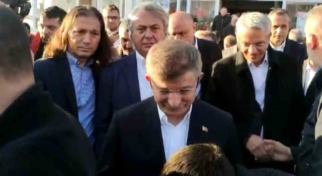Millet Caminde bayram namazını kılan Davutoğluna depremzede tepkisi