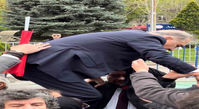 Milletvekili adayı miting alanına girmek için bariyerlerin üzerine çıktı