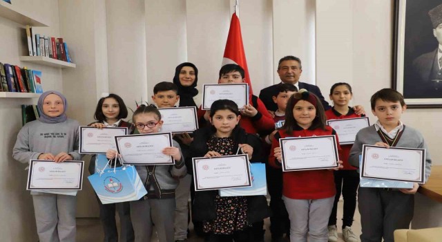 Minik Eller Tasarlıyor Projesinde dereceye giren öğrenciler İl Milli Eğitim Müdürlüğünde ağırlandı