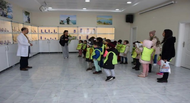 Minik öğrencilere Eğirdir Gölünü ve Balıklarını Tanıyorum eğitimi verildi