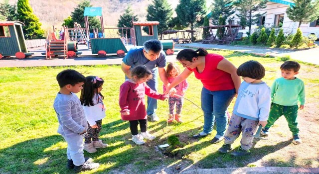 Minikler depremde hayatını kaybeden öğrenciler anısına fidan dikti