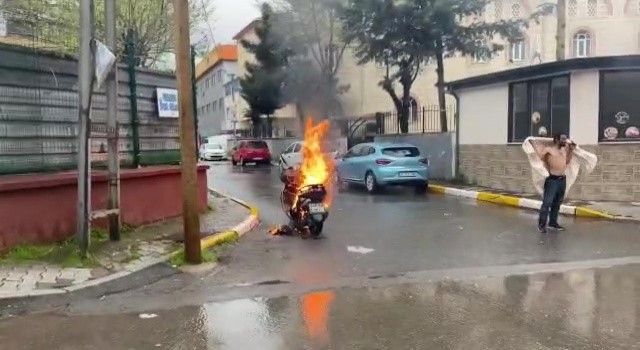 Motorunu yakan adam itfaiyenin söndürmesine izin vermedi