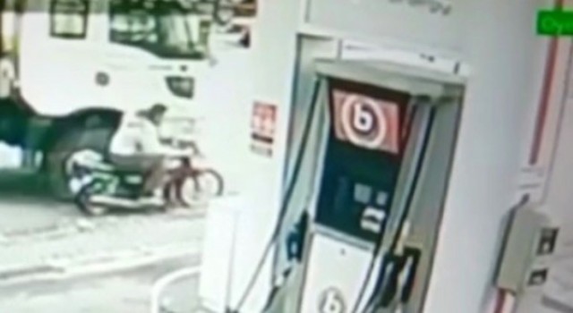 Motosiklet sürücüsü ölümden son anda böyle kurtuldu