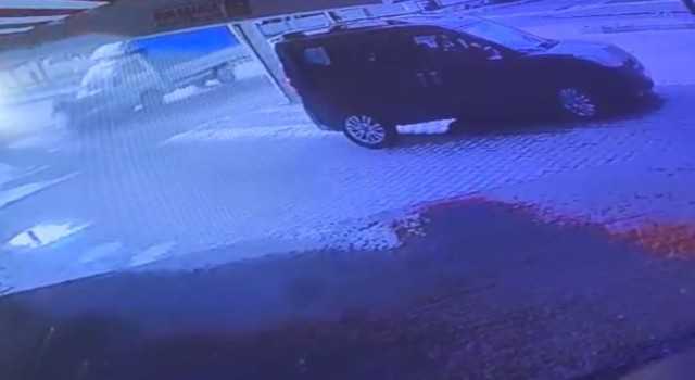 Motosiklet sürücüsünün savurulduğu anlar güvenlik kamerasında