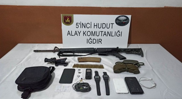 MSB: Hudut Kartallarımız, İrandan ülkemize sızmaya çalışan PKK/KCKlı 2 teröristi silahlarıyla birlikte yakaladı. Hudutlarda mücadelemiz etkin ve kararlı şekilde devam ediyor.
