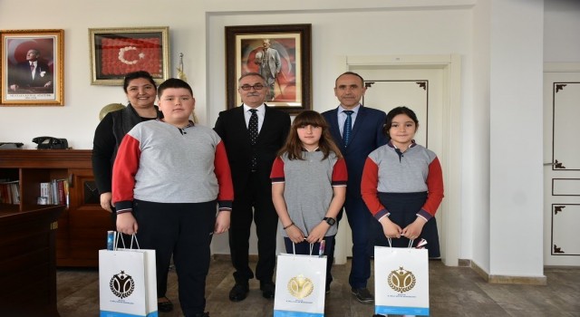Müdür Akyol minik öğrencileri makamında ağırladı