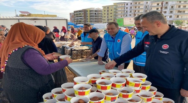 Müftü Kazancı, Kırıkhanda iftarda yemek dağıttı