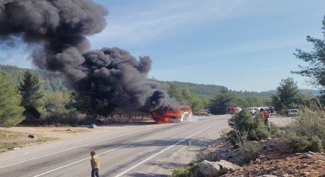 Muğlada seyir halindeki yolcu otobüsü alev alev yandı