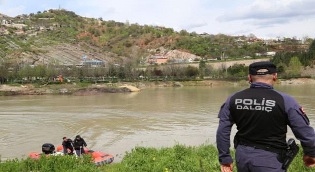 Munzur Çayına düşen 3 genç, bin personelle aranıyor