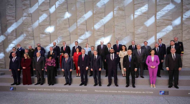 NATO Dışişleri Bakanları aile fotoğrafı çektirdi