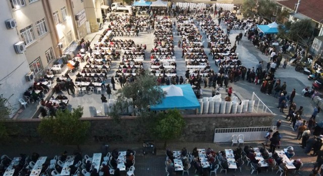 Nazilli Belediyesinin iftar sofraları dolup taşıyor