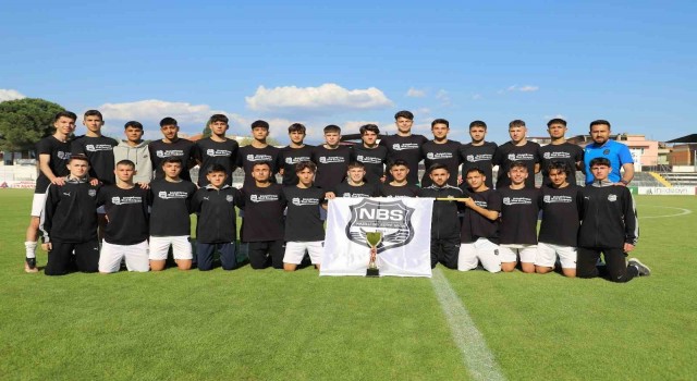 Nazilli Belediyespor U-17 takımı şampiyon oldu
