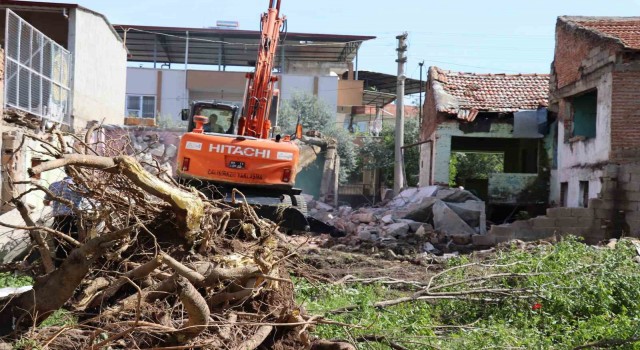 Nazillide metruk binalar yıkılıyor