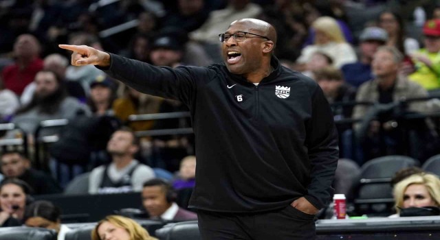 NBAde yılın başantrenörü Mike Brown seçildi