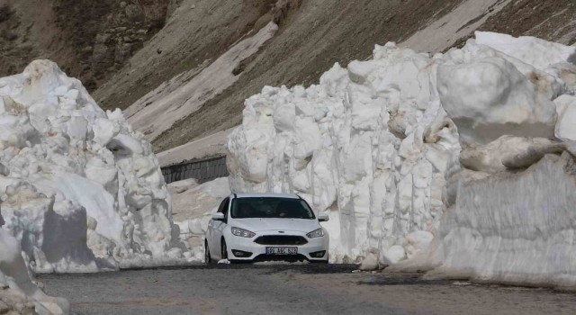 Nemrut Krater Dağında 5 metrelik kar tünelleri