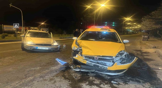 Nevşehirde ticari taksi ile otomobil çarpıştı: 3 yaralı