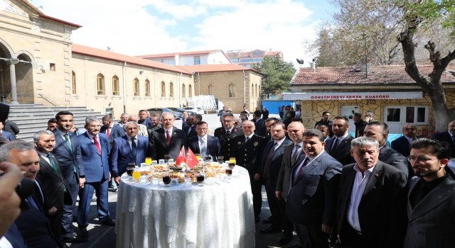 Niğdede protokol vatandaşla bayramlaştı