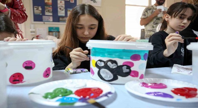 Nilüferde çocuklar mama ve su kaplarını boyadı