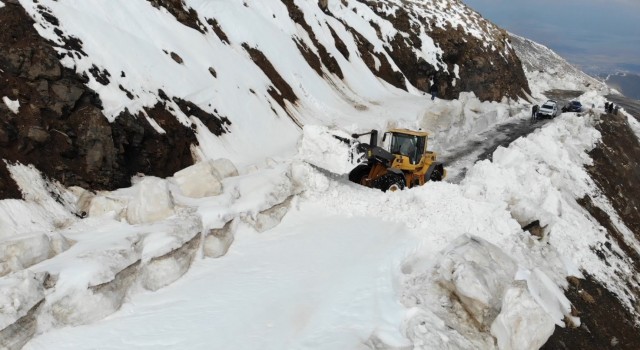 Nisan ayında 5 metre kar ile mücadele