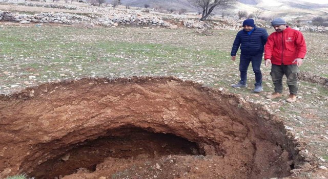 Nurhakta deprem sonrası obruklar oluşmaya başladı