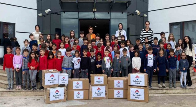 Öğrenciler oyuncak ve kitaplarını depremzede çocuklara hediye etti