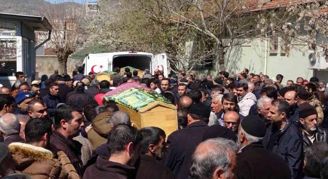Elazığ'da oğulları tarafından öldürülen 6 kişilik aile son yolculuklarına uğurlandı