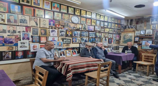 Ölüler Kıraathanesinde buruk bayramlaşma