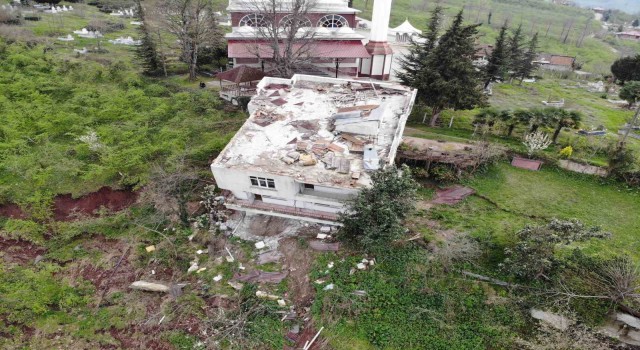 Orduda heyelan: Bir ev yan yattı