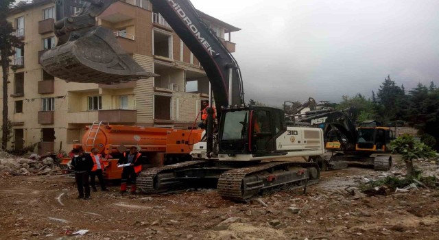 Orman personeli deprem bölgesinde yara sarıyor