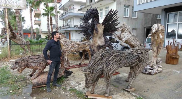 Orman yangınından kalan atık ağaç parçalarını ev aksesuarlarına çevirdi