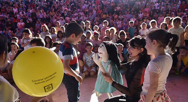 Osmaniye'de Depremzede çocuklar gösterilerle sevindiriliyor