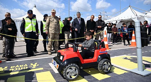 Osmaniye'de Depremzede çocuklar, Jandarma Trafik tırında eğlendi