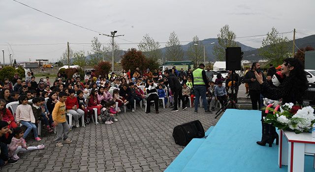 Osmaniye'de Depremzede çocuklar kukla gösterisi izledi