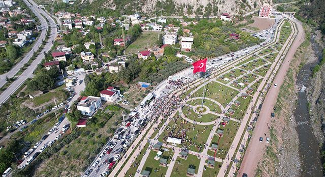 Osmaniye'de Mavi gökyüzü çocukların uçurtmalarıyla renklendi