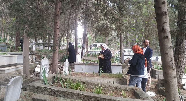 Osmaniye'de, mezarlıklarda duygulu anlar yaşandı