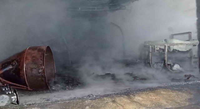 Osmaniyede tarım aletlerinin bulunduğu depoda çıkan yangın söndürüldü