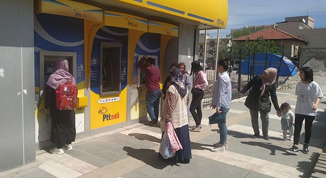 Osmaniye'de Vatandaş para kuyruğunda, ATM’lerde para yok!..